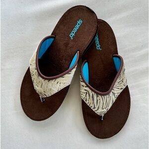 SPEEDO, WOMENS FLIP FLOP/SANDAL IN TEAL & BROWN. PRINT DESIGN. SIZE 8